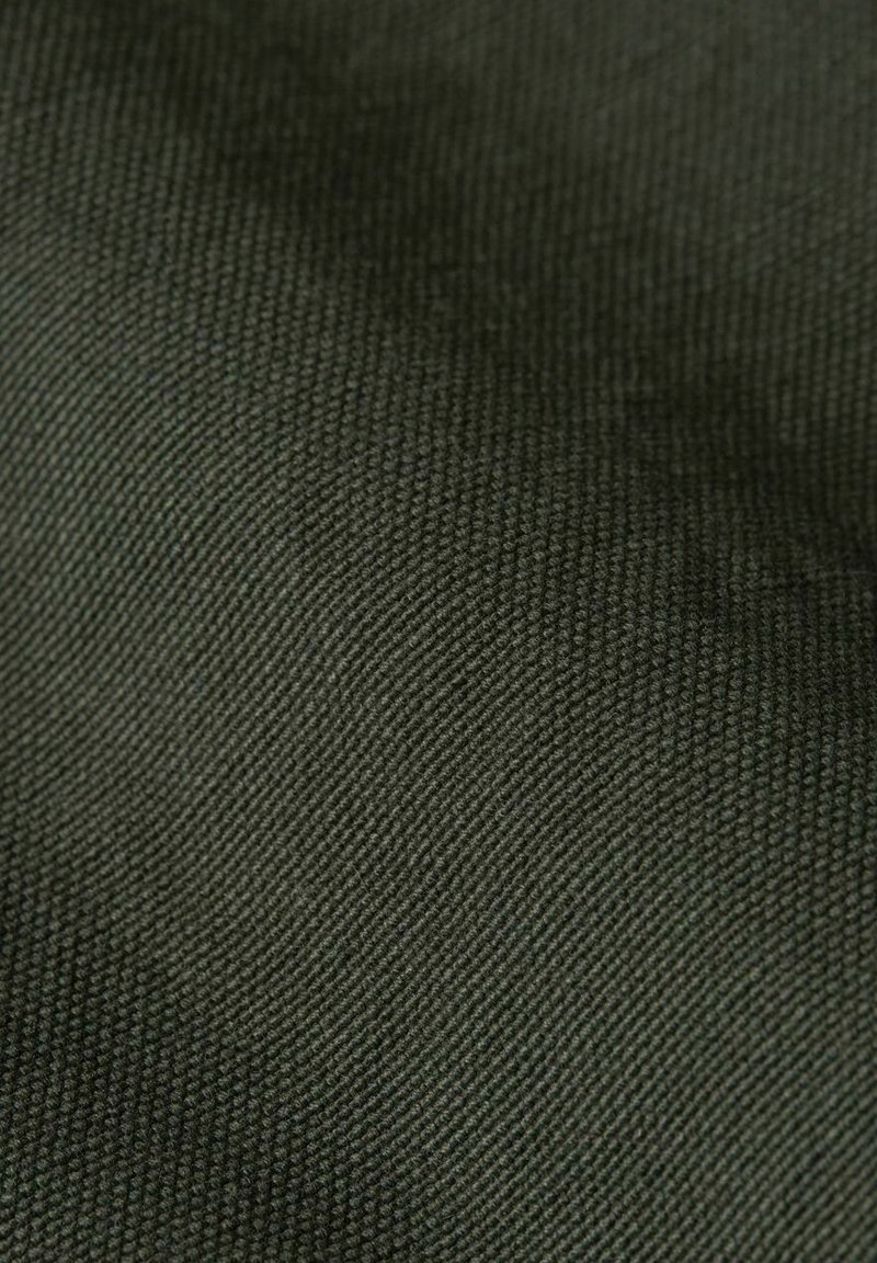 Tissu texturé en vert foncé, présentant un motif de tissage diagonal fin. Le matériau semble durable avec un léger éclat.