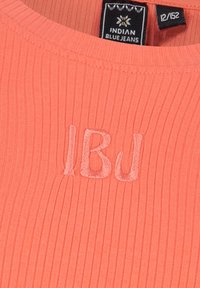 Koraloowa bluzka z prążkowanej tkaniny z haftowanym logo "IBJ" z przodu. Metka głosi "Indian Blue Jeans." Materiał wydaje się miękki i elastyczny.