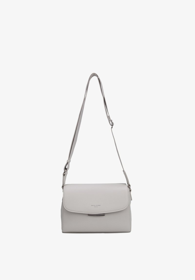 Sac bandoulière en cuir gris clair avec sangle réglable et fermeture à rabat, petit logo de marque argenté au centre devant.