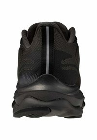 Scarpa sportiva nera, upper testurizzato con tallone liscio, striscia riflettente sul retro, sole imbottito, forma ergonomica, branding minimale.