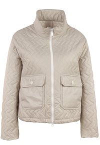 Giacca trapuntata beige con colletto alto, zip bianca e due tasche anteriori a motivo con bottoni a pressione. Motivo testurizzato su tutta la superficie.