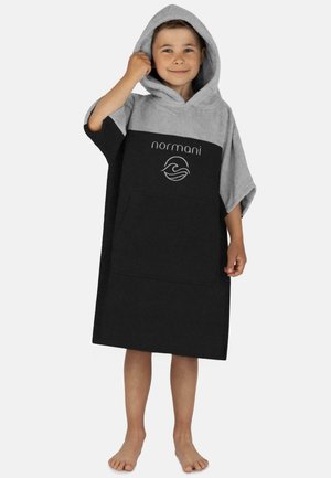 Schwarzer und grauer Kapuzenponcho aus Frottee, mit einer Fronttasche und dem weißen Logo "normani" auf der Brust.