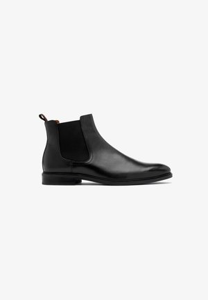 Schwarze Leder Chelsea-Boots mit elastischen Seitenteilen, runder Zehenpartie, Ziehlasche und flacher Sohle. Glatte Textur, minimalistisches Design.