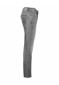 Jean skinny en denim gris délavé avec une texture lisse, dotés de poches arrière et d'une taille mi-haute.
