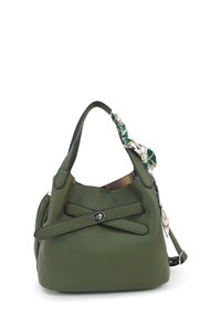 Groene, gestructureerde leren handtas met een ronde vorm, voorzien van een geweven handvat en een voorste kruisband met een knop.