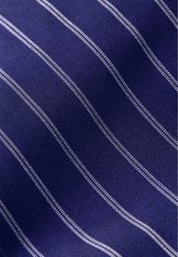 Tessuto blu scuro con sottili strisce bianche, che mostra una superficie liscia e un design classico a tessuto. Le strisce sono equidistanti su tutto il materiale.