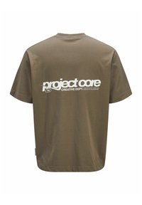 Olivgrön T-shirt med kort ärm i bomull, med vittryckt text på baksidan: "project core CREATIVE DEPT." och en rak fåll.
