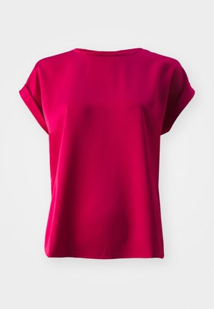 Blusa fucsia a maniche corte con scollo rotondo, realizzata in tessuto morbido e leggero, caratterizzata da una vestibilità rilassata e maniche arrotolate.