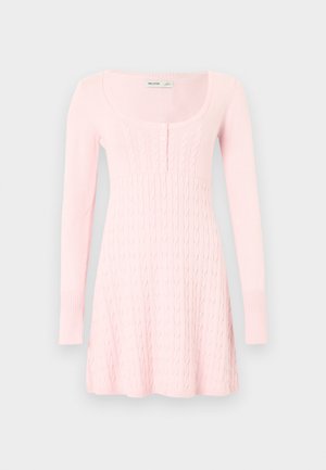 Φόρεμα από ελαφρύ ροζ πλεκτό ύφασμα με μοτίβα πλεξίματος, μανσέτες με ρίγες, λαιμόκοψη scoop και τέσσερα κουμπιά κάτω από το γιακά.