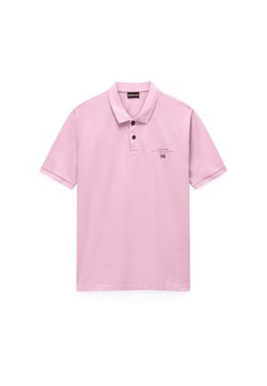 Polo de manga corta rosa claro con dos botones negros y pequeño logo con bandera en el pecho izquierdo.