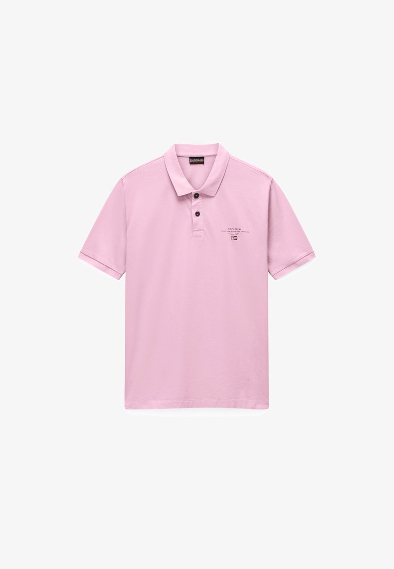 Polo de manga corta rosa claro con dos botones negros y pequeño logo con bandera en el pecho izquierdo.