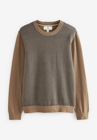 Brauner Strickpullover mit einem strukturierten Meshmuster im oberen Bereich, glatten einfarbigen Ärmeln und Rundhalsausschnitt. Keine sichtbaren Verzierungen oder Akzente.