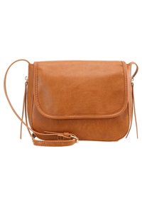 Tan faux læder crossbody taske med flaplukning, justerbar rem og subtil tekstureret finish. Har en lynlås lomme på siden.