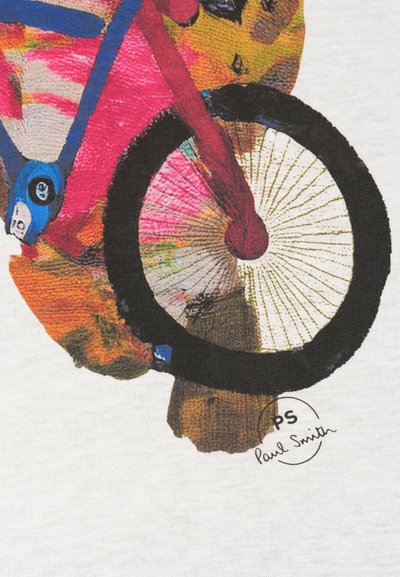 Spalvingas dviratį vaizduojantis grafikas, turintis rožinį rėmą, juodą padangą ir abstrakčius spalvų pliūpsnius fone, su "PS Paul Smith" parašu.