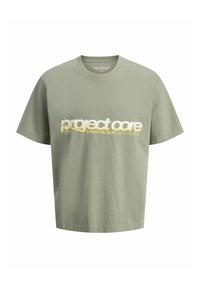 Svijetlozeleni majica kratkih rukava od pamuka, s izrazitim natpisima "project core" i "CREATIVE DEPT." u bijelom i žutom tisku.