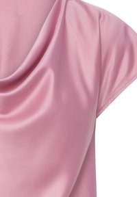 Tissu en satin rose pâle drapé avec manches courtes et détail subtil de coutures.