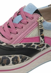Sneaker con stampa leopardata e accenti rosa, blu e neri. Presenta materiali testurizzati, lacci spessi e un dettaglio decorativo con zip.