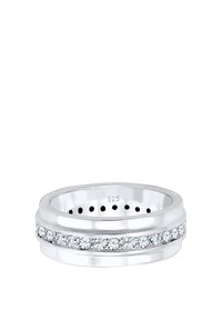 Silberring mit einem glatten Band und einer Reihe klarer Steine, die in einem Kanal eingelassen sind, innen mit "925" markiert. Polierte Oberfläche.