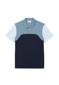 Paitsi polo, joka esittelee kaksiväristä muotoilua, jossa on vaaleansinisiä, tummansinisiä ja valkoisia osuuksia. Valmistettu pehmeästä puuvillasta, siinä on perinteinen kaulus ja logo.