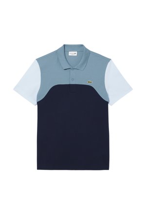 Polo con un design bicolore nei toni del blu chiaro, blu scuro e bianco. Realizzato in morbido cotone, presenta un collo tradizionale e un logo.