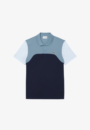 Polo con un design bicolore nei toni del blu chiaro, blu scuro e bianco. Realizzato in morbido cotone, presenta un collo tradizionale e un logo.