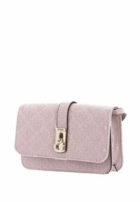 Sac à main synthétique rose avec un design matelassé, une boucle en métal doré et une fermeture à rabat. Présente un motif de logo et une forme structurée.