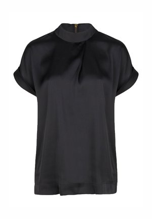 Zwarte blouse met korte mouwen en hoge hals, gemaakt van een gladde stof, met een rits aan de achterkant en zachte drapering aan de voorkant.