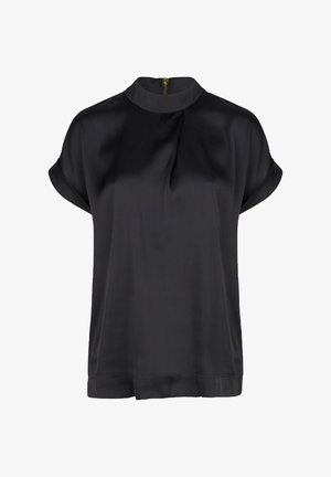 Blouse noire à manches courtes avec un col haut, fabriquée en tissu lisse, dotée d'une fermeture éclair au dos et d'un léger drapé à l'avant.