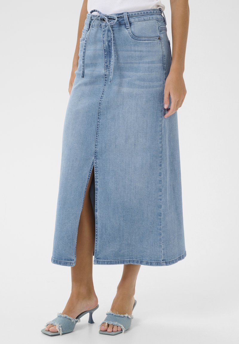 Jupe maxi en denim bleu clair avec une fente à l'avant, taille haute avec un cordon de serrage et un ourlet légèrement effiloché.