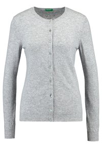 Grå stickad cardigan med rund hals, långa ärmar och knäppning framtill med fem knappar. Den har ribbade manchetter och fåll.