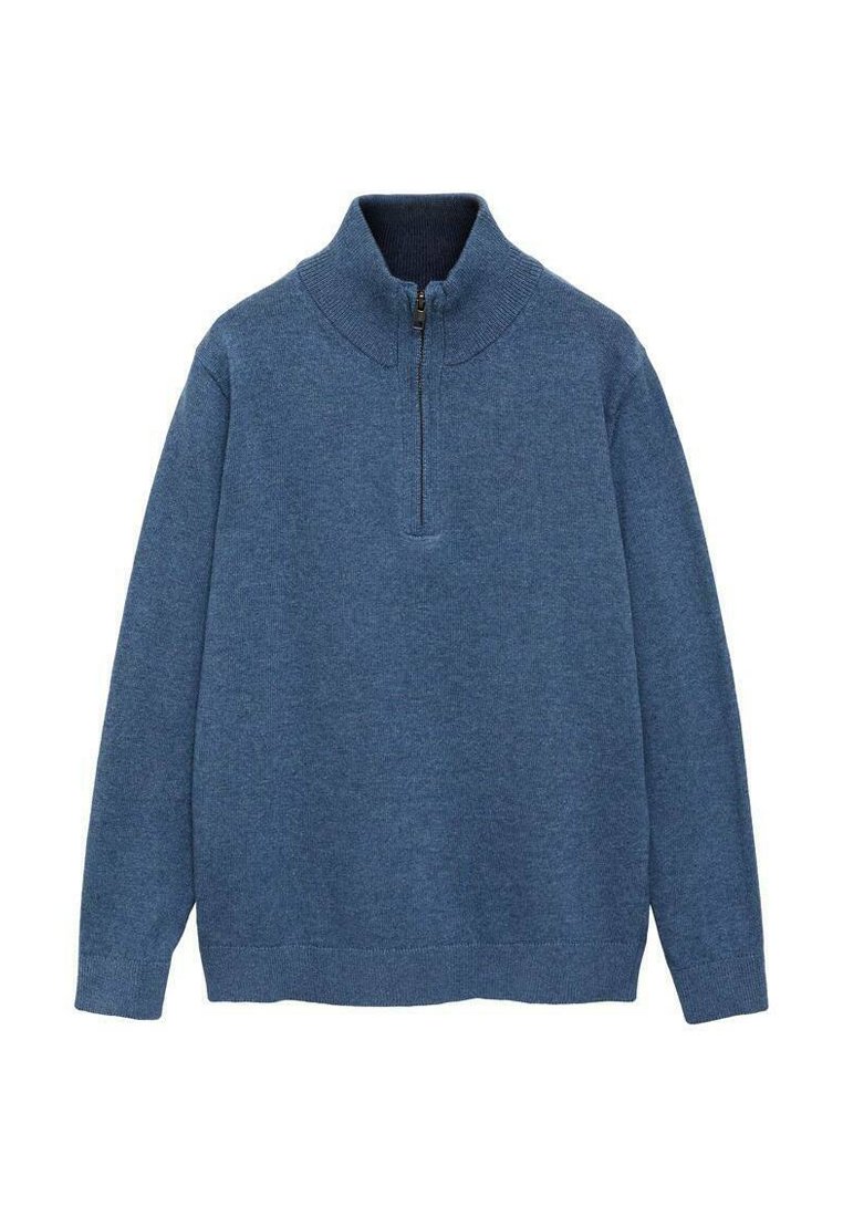 Blå, tjock stickad tröja med hög krage och fjärdedels dragkedja. Har en slät yta, ribbade ärmslut och rak nederkant.