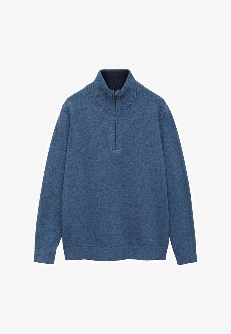 Modra, debela pletena pulover s visokim ovratnikom in četrt zadrgo. Ima gladko teksturo, rebraste manšete in ravno spodnje rob.