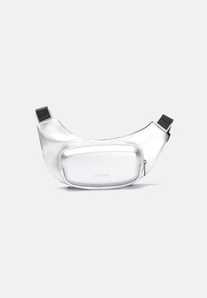 Sac banane blanc en matériau lisse et durable. Présente une poche frontale arrondie et proéminente avec fermeture éclair et une sangle noire adjustable.