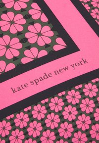 Rosa blomster mønster stof med sorte accenter, indrammet af en pink og sort kant, med teksten "kate spade new york" i sort.