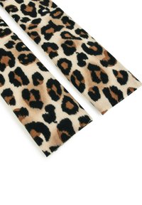 Tessuto a stampa leopardata con una texture morbida, caratterizzato da macchie nere su uno sfondo beige chiaro, che mette in evidenza diverse sfumature di marrone nel motivo.