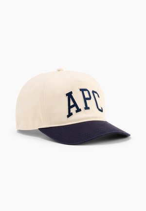 Gorra de béisbol beige con visera curva azul marino y grandes letras azul marino "APC" bordadas en el frente.