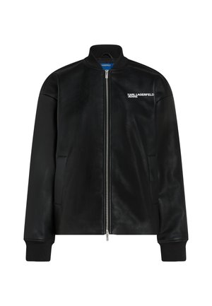 Veste en cuir noir avec fermeture éclair à l'avant, col et poignets côtelés, poches latérales et logo blanc "KARL LAGERFELD JEANS" sur la poitrine.