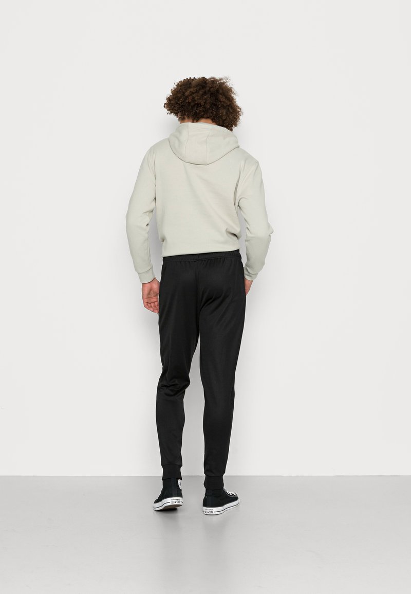 Herren Trainingsanzüge | Ellesse BERTONI TRACK PANT Jogginghose black/schwarz - LL68824 Herren Trainingsanzüge | Ellesse BERTONI TRACK PANT Jogginghose black/schwarz - LL68824