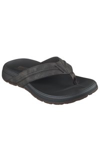 Zwarte flip-flop sandaal met een gestructureerd voetbed, brede stoffen banden en een zachte teenpost. Slank ontwerp met een subtiele bruine zoolaccent.