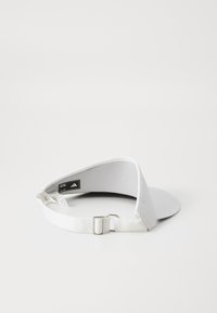 Baldas baltas su kreivu, standžiu kraštu, minkštu vidiniu pamušalu ir reguliuojama juosta su metaline sagtimi. Logotipo etiketė matoma viduje.