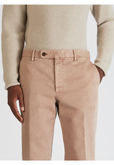 Hellbeige Baumwollhose mit glatter Textur, Knopfverschluss, Seitentaschen und taillierter Passform.