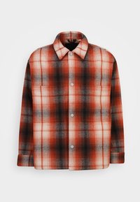 Rode en zwarte geruite shirtjas met een puntkraag, knopenrij, lange mouwen en een zachte, gestructureerde stof.