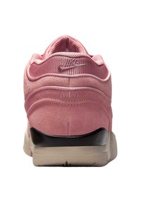 Růžové semišové tenisky s síťovaným svrškem, s vyraženým logem "NIKE" a detailem "AIR" na patě, černou podrážkou a béžovou mezipodešví.