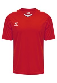 Červený sportovní dres s výstřihem do V, krátkými rukávy a bílými akcenty na ramenech. Vyroben z lehkého materiálu, má logo na hrudi.