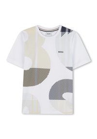 Witte t-shirt met korte mouwen en geometrische patronen in beige, marineblauw en zwarte strepen. Heeft een ronde hals en het "BOSS" logo op de borst.