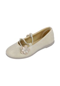 Zapato plano beige con superficie texturizada, que presenta un acento decorativo de flor en colores suaves y correas ajustables sobre el empeine.