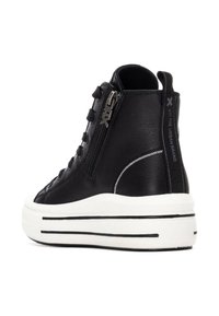 Zapatilla alta de cuero negro con cremallera lateral, patrón acolchado en la puntera, suela de goma blanca con rayas negras y marca visible.