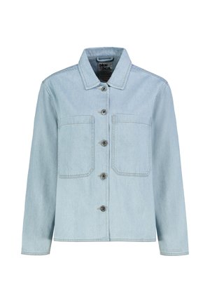Hellblaue Jeansjacke mit langen Ärmeln, vorderer Knopfleiste, zwei Brusttaschen mit Aufnähern und klassischem Kragen.
