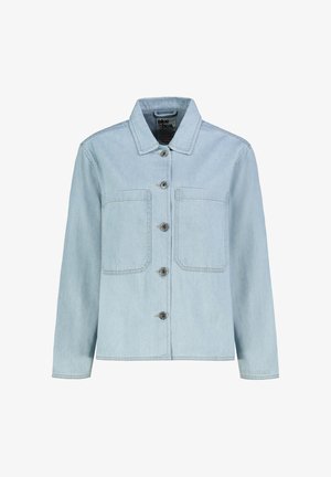 Hellblaue Jeansjacke mit langen Ärmeln, vorderer Knopfleiste, zwei Brusttaschen mit Aufnähern und klassischem Kragen.
