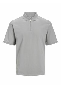 Polo manches courtes gris clair avec un tissu texturé et une courte fermeture éclair à l'avant sous le col.